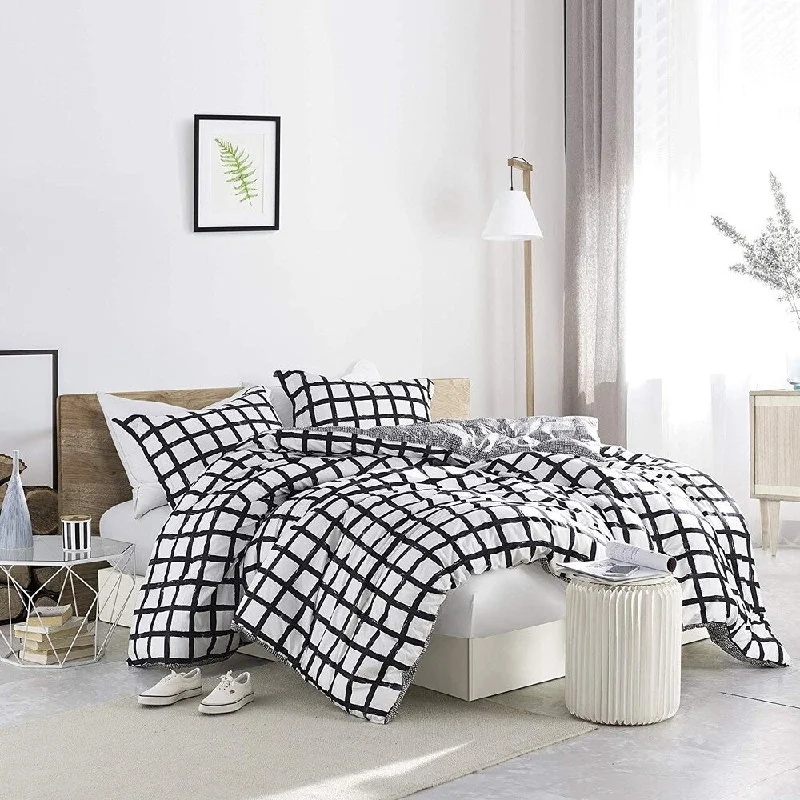 Queen - size comforters for standard queen - sized mattressesChroma - Black and White - Oversized Comforter - 100% Cotton Bedding