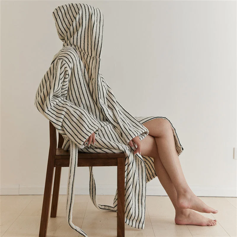 Mohair blankets with a unique sheen and softnessMinimalist Thin Striped Hooded Bathrobe