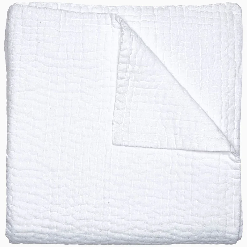 Clearance - priced duvet covers for a great deal on last - season modelsBed duvet covers to enhance the comfort and aesthetics of the bedroomVivada White Woven Quilt